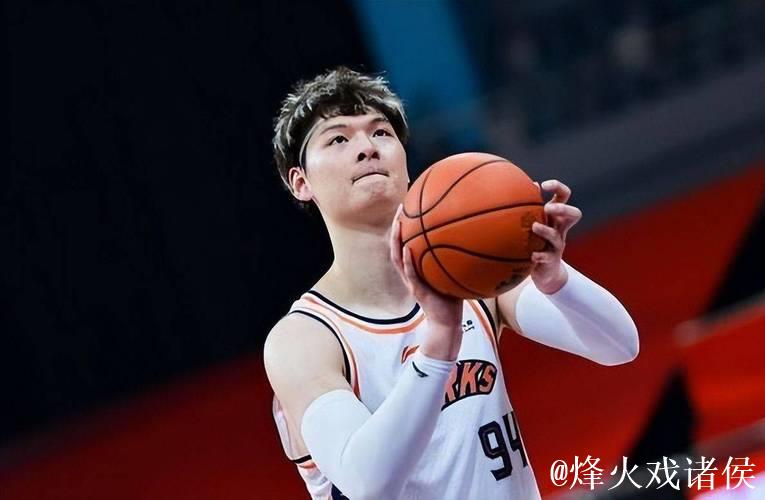 王哲林今夏真努力!体型精壮,罚球蜕变,新援牵制下有望暴走! 王哲林今夏真努力!体型精壮,罚球蜕变,新援牵制下有望暴走!